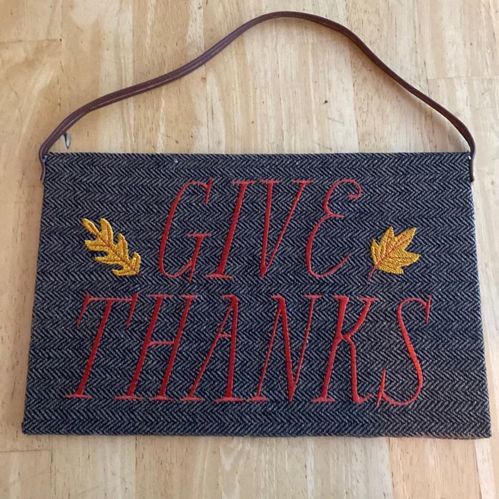Give thanks hanging decor. Great for fall and thanksgiving sign is about 7 x 11